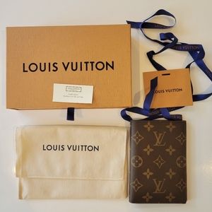 Louis Vuitton Passport cover monogram canvas